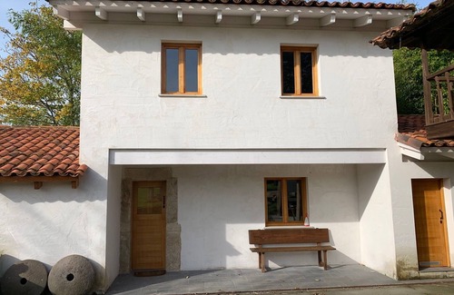 Distrito Rural Este House | Awesome house with a improved water Mill and a large lawn.