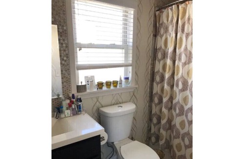Clawson House | Awesome In Town Home! Near Birmingham,Troy and Royal Oak!