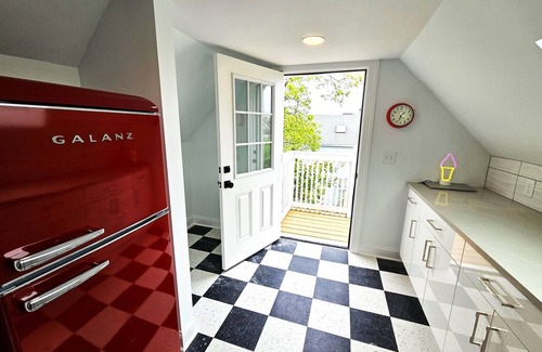 Asbury Park House | Awesome location and awesome top floor apartment near the ocean & boardwalk.