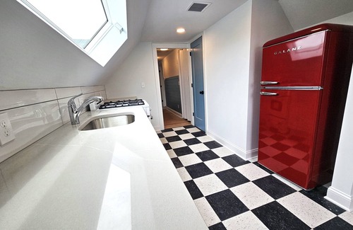 Asbury Park House | Awesome location and awesome top floor apartment near the ocean & boardwalk.