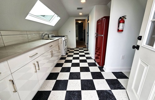Asbury Park House | Awesome location and awesome top floor apartment near the ocean & boardwalk.
