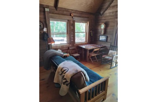 Onancock Cabin | Awesome private off grid cabin with creek view.