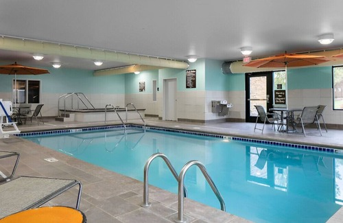 Mason City House | Awesome Queen Room for a Group Vacation