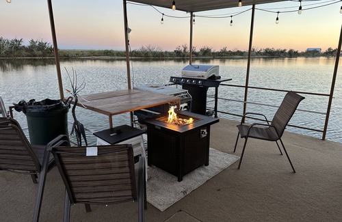 Cocodrie Boat Rental | Awesome retreat on the water with sunrise