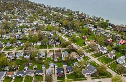 Lorain Bed & Breakfast | Awesome Stay - 1 min away lake Erie / Boat rental , Cedar point (Upstair)