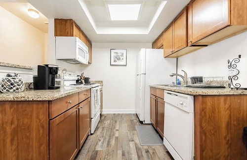 Las Vegas Condo | Awesome Strip Views! Heated Pool, Hot Tub & Gym!