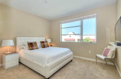 Pico Apartment | Awesome Top Floor 2-Bedroom with Balcony