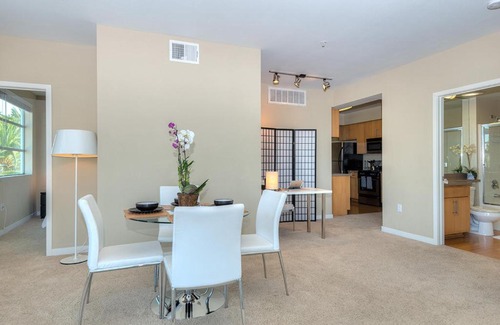 Pico Apartment | Awesome Top Floor 2-Bedroom with Balcony