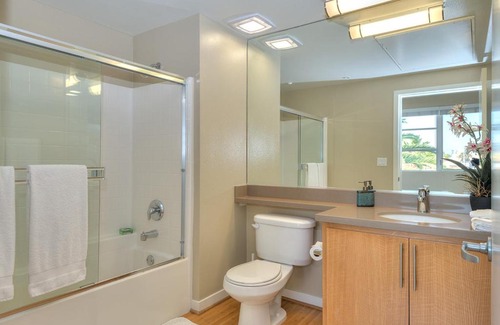 Pico Apartment | Awesome Top Floor 2-Bedroom with Balcony