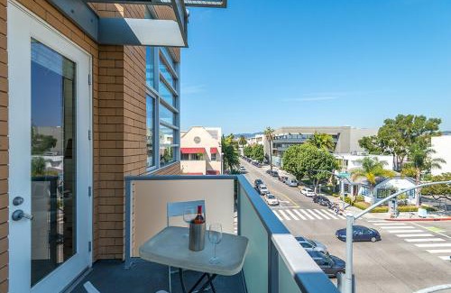 Pico Apartment | Awesome Top Floor 2-Bedroom with Balcony