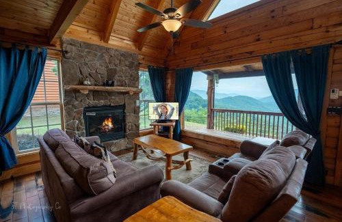 Gatlinburg - Pigeon Forge House | Awestruck Mountain View with Pool Access