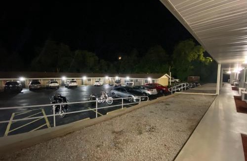 Berryville Hotel | Aya's Blossoms Inn