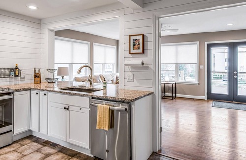 Berry Hill House | Azalea Place - Central Location and Great Deck!