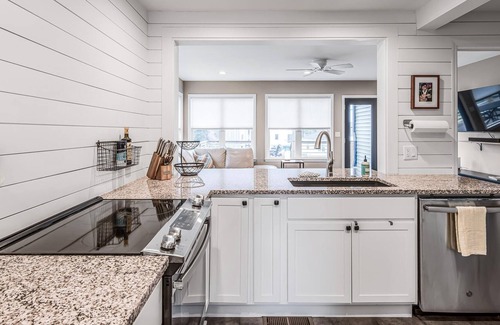 Berry Hill House | Azalea Place - Central Location and Great Deck!