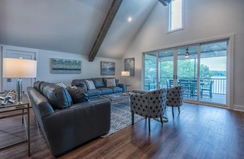Lake Norman of Catawba House | Azalea Retreat - The Cottage by AvantStay Pool