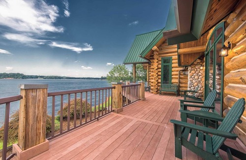 Lake Norman of Catawba Cottage | Azalea Retreat by Avantstay Sleeps 34 & Pool