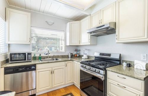 Bodega Bay House | Azul Casa Sereno By The Sea: Luxurious Cal King, Eastern King, and 2 Queen Beds!