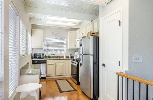 Bodega Bay House | Azul Casa Sereno By The Sea: Luxurious Cal King, Eastern King, and 2 Queen Beds!