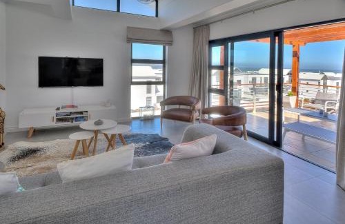 Big Bay Apartment | Azure 216