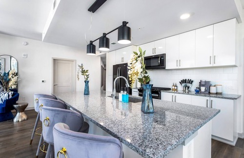 Peachtree Center Condo | Azure Heights: Executive Stay | 21st-Floor Luxury Suite with Skyline Views