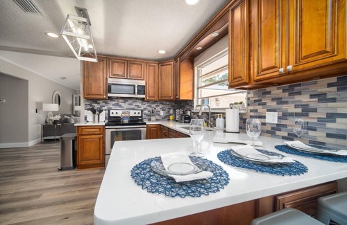 Beauclerc House | ~Azure Luxury Landing Sleeps 10 Heated Pool~