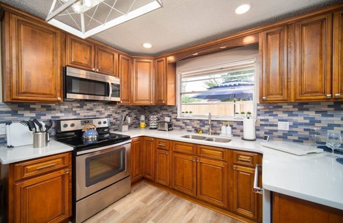 Beauclerc House | ~Azure Luxury Landing Sleeps 10 Heated Pool~