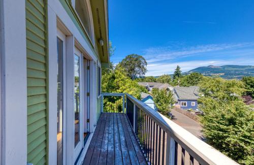 Hood River House | Azusa House