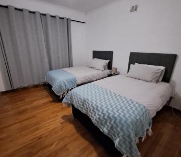 Lansdowne House | Azzure Apartments 6 sleeper Crawford