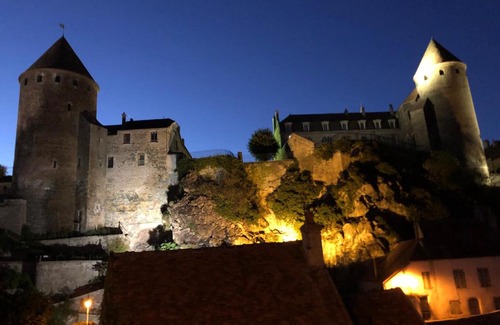 Semur-en-Auxois House | Bâtisse du pont Pinard et son granit rose