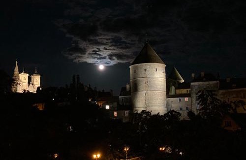 Semur-en-Auxois House | Bâtisse du pont Pinard et son granit rose
