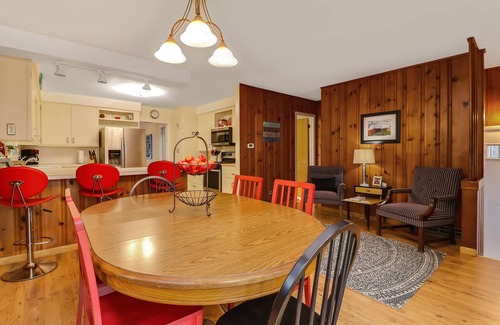 South Haven House | B and B's Beach House Accommodates Eleven Guests In 5 Bedrooms 2 Full Baths!