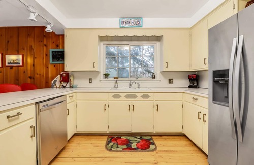 South Haven House | B and B's Beach House Accommodates Eleven Guests In 5 Bedrooms 2 Full Baths!