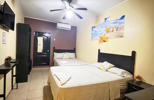 Coxen Hole Apartment | B. Aparts Hotel