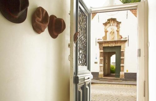 Historical Center Bruges Bed & Breakfast | B&B Alphabet - Luxury Guesthouse and Art Gallery