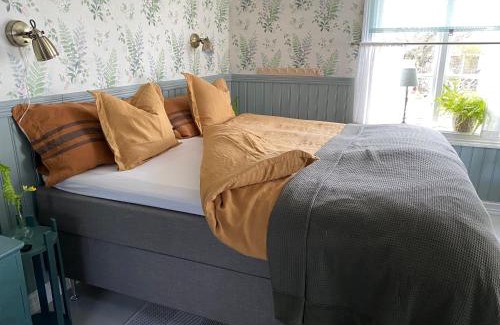 Falkenberg Bed & Breakfast | B&B Bland ormbunkar och rosor