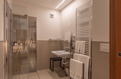 Pieve di Cadore Bed & Breakfast | B&B GIALLO - Camera Menta with bathroom for physically challenged