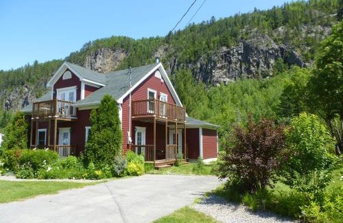 Petit-Saguenay Bed & Breakfast | B&B Les Deux Pignons