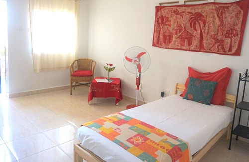 Serrekunda Bed & Breakfast | B & B Villa Calliandra, comfy single room with balcony, pool and garden
