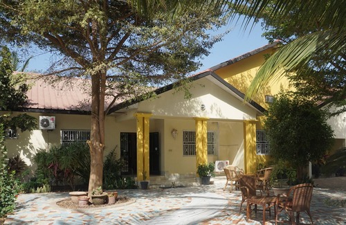 Serrekunda Bed & Breakfast | B & B Villa Calliandra, room with kingbed and ensuite bathroom with large pool.
