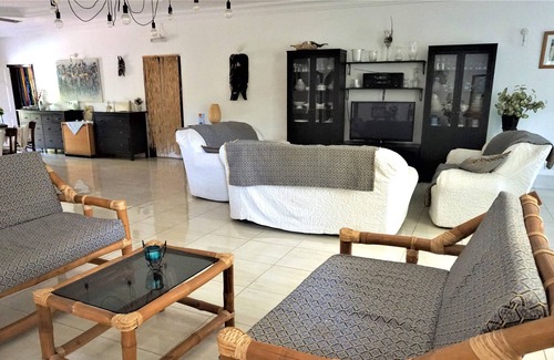 Serrekunda Bed & Breakfast | B & B Villa Calliandra, sunny room with pool view and tropical garden