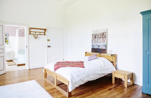 Brissac Loire Aubance Hotel | B & Brissac, Mansion on wooded estate
