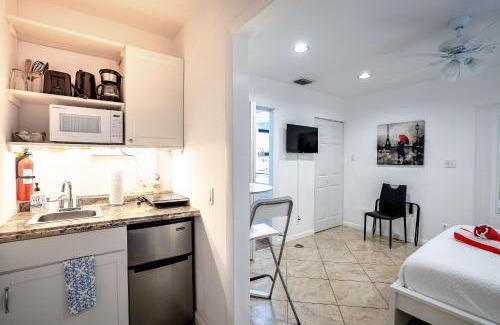 Hendricks and Venice Isles Apartment | B efficiency Off Las Olas on water free kayaks