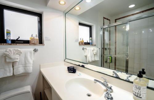 Hendricks and Venice Isles Apartment | B efficiency Off Las Olas on water free kayaks
