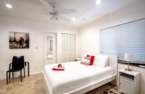 Hendricks and Venice Isles Apartment | B efficiency Off Las Olas on water free kayaks