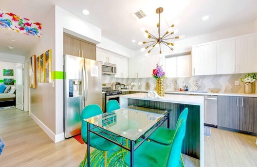 North Hollywood House | B. InstaWorthy NoHo Gem: Near Universal Studios - Hot Tub - BBQ - Free Parking!