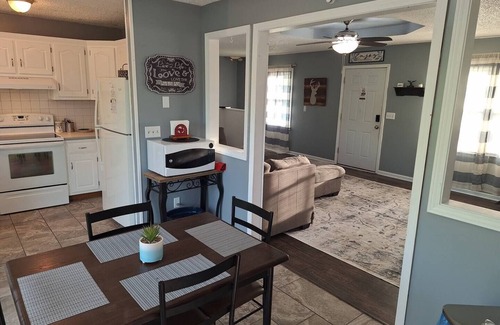 Johnson County House | B&S Creekside Retreat Lodging