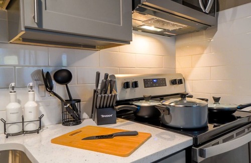 Columbus Apartment | B&W | King Suite - 10 mins to Ft Moore