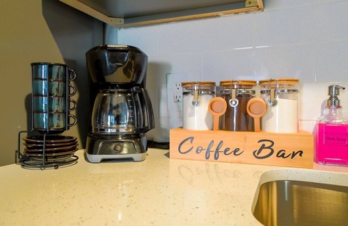 Columbus Apartment | B&W | King Suite - 10 mins to Ft Moore