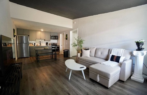 Columbus Apartment | B&W | King Suite - 10 mins to Ft Moore