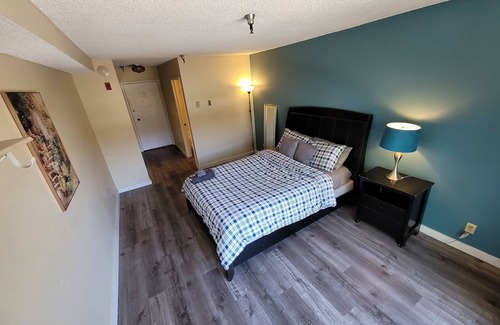 Pico - Robertson Hotel | (B03) Lovely Beverly Hills Hotel Style Room